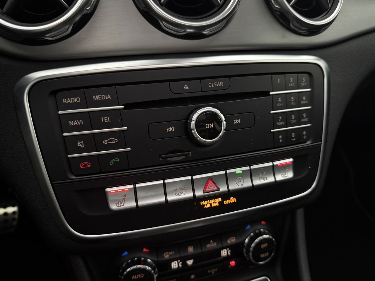 Mercedes-Benz GLA 180 AMG Limited | Panoramadak | Camera | LED | Trekhaak | Cruisecontrol | Navigatie | Parkeersens.