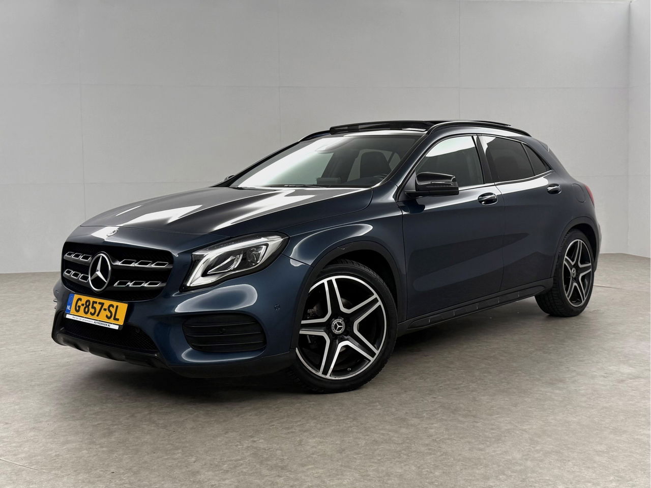 Mercedes-Benz GLA 180 AMG Limited | Panoramadak | Camera | LED | Trekhaak | Cruisecontrol | Navigatie | Parkeersens.