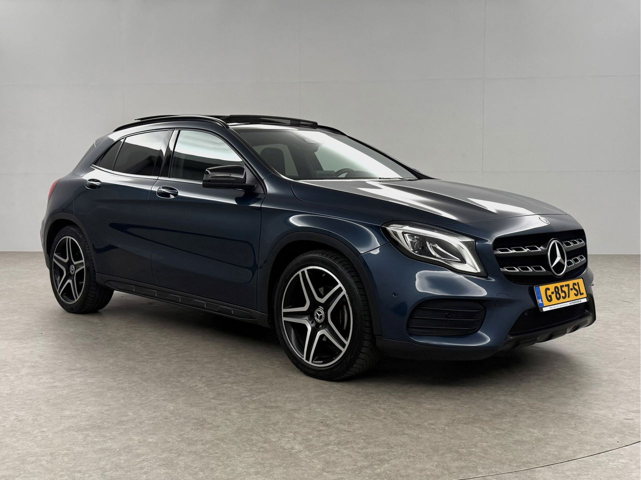 Mercedes-Benz GLA 180 AMG Limited | Panoramadak | Camera | LED | Trekhaak | Cruisecontrol | Navigatie | Parkeersens.