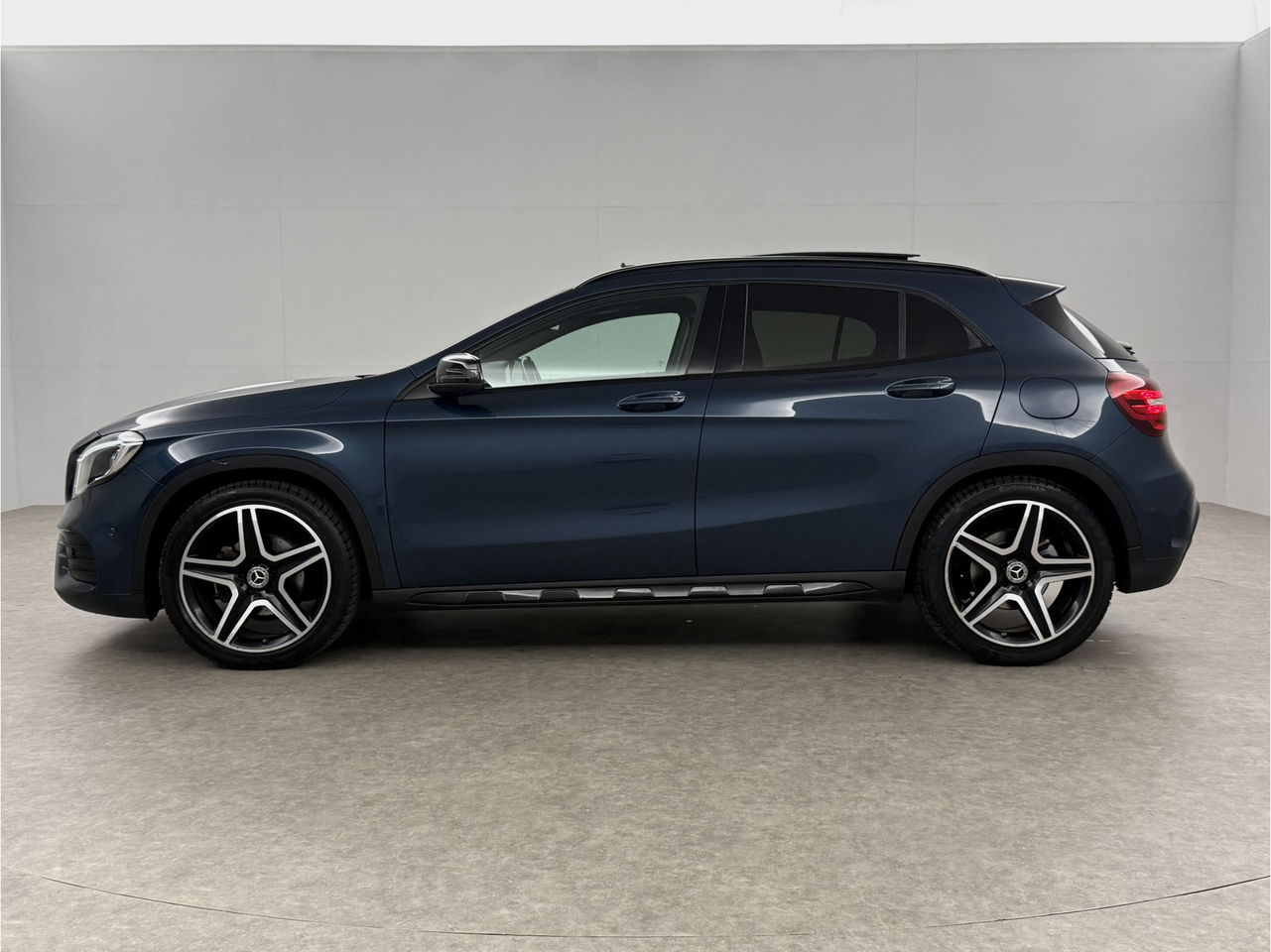 Mercedes-Benz GLA 180 AMG Limited | Panoramadak | Camera | LED | Trekhaak | Cruisecontrol | Navigatie | Parkeersens.