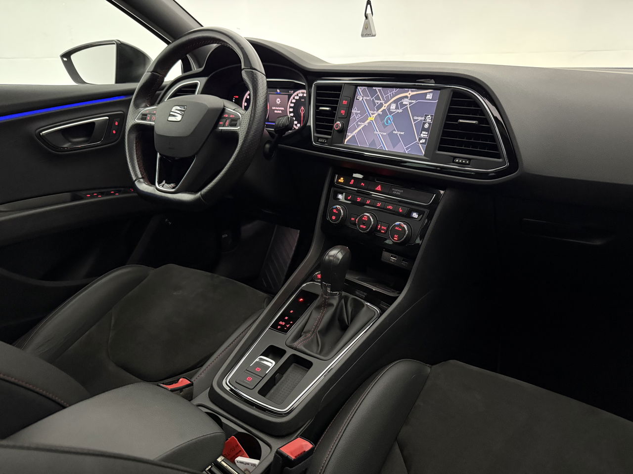 SEAT Leon 1.5 TSI FR 150PK Ultimate Edition Black Pano Beats-audio Sfeer LED Trekhaak Camera Carplay Clima Virtual Navi PDC 18"LMV