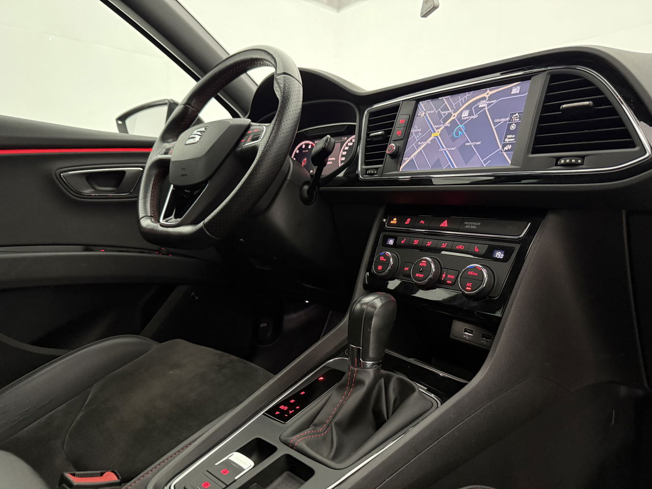 SEAT Leon 1.5 TSI FR 150PK Ultimate Edition Black Pano Beats-audio Sfeer LED Trekhaak Camera Carplay Clima Virtual Navi PDC 18"LMV