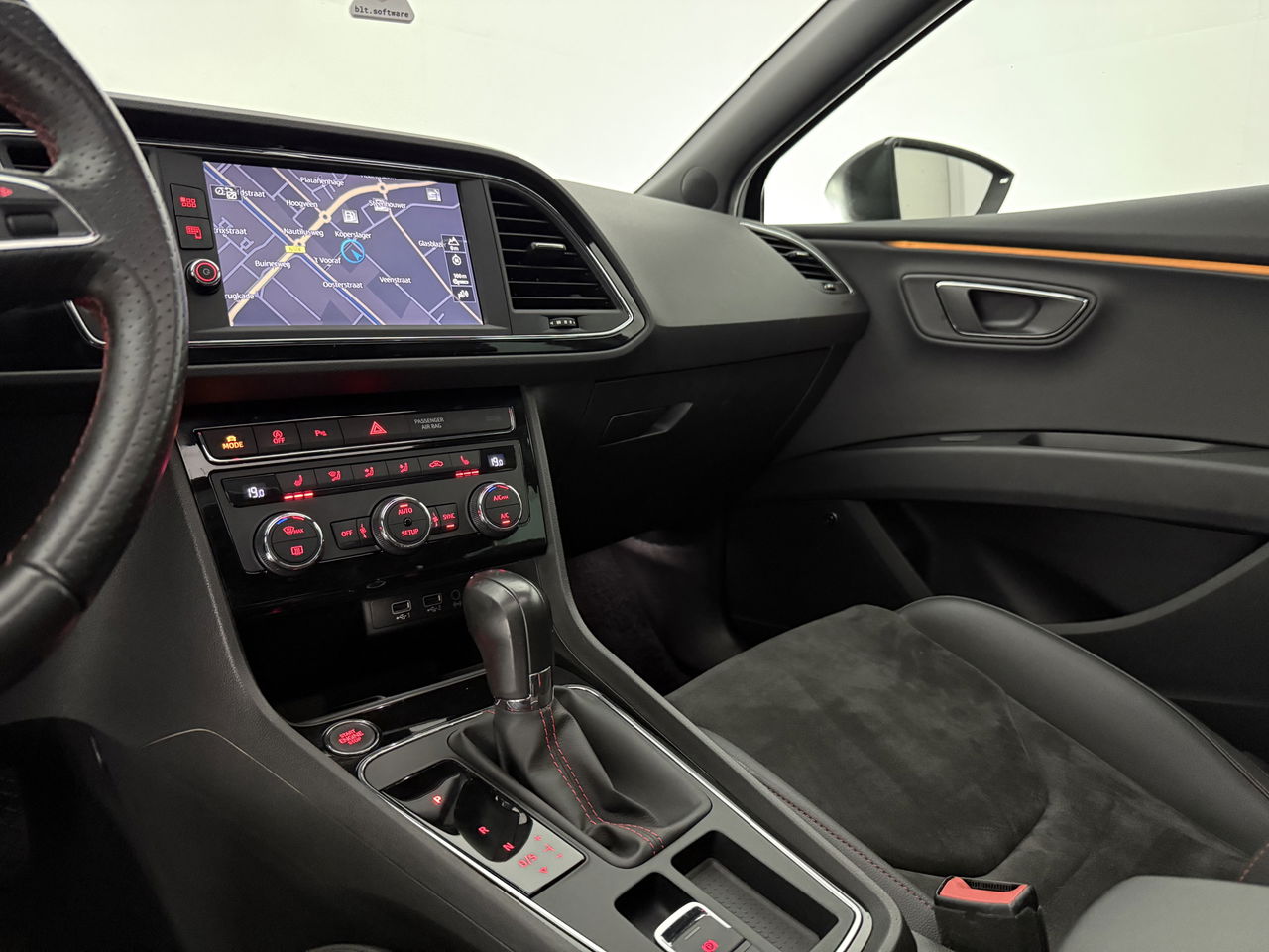 SEAT Leon 1.5 TSI FR 150PK Ultimate Edition Black Pano Beats-audio Sfeer LED Trekhaak Camera Carplay Clima Virtual Navi PDC 18"LMV