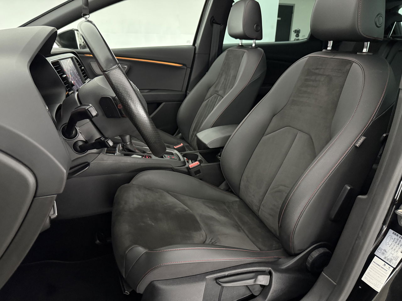 SEAT Leon 1.5 TSI FR 150PK Ultimate Edition Black Pano Beats-audio Sfeer LED Trekhaak Camera Carplay Clima Virtual Navi PDC 18"LMV
