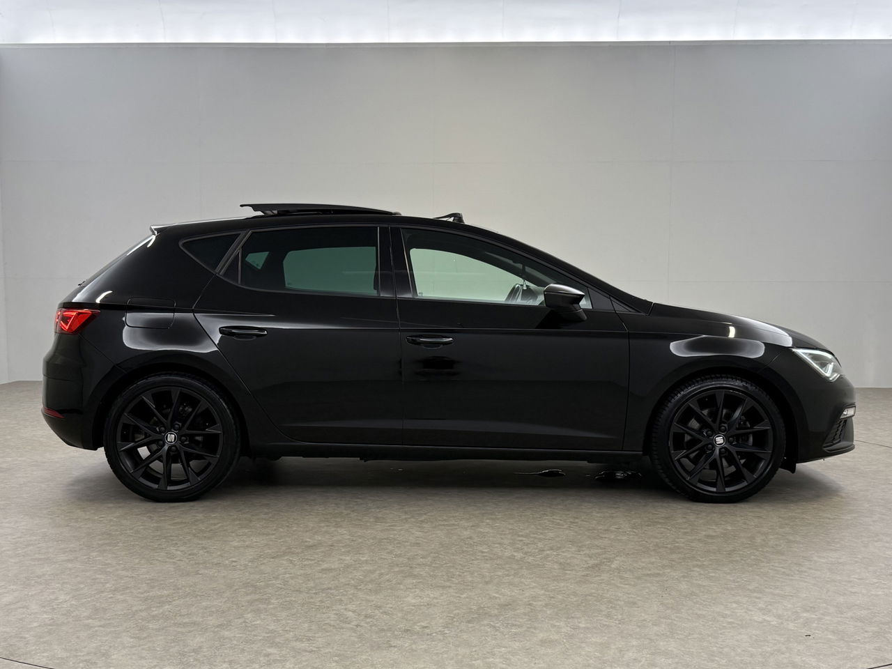 SEAT Leon 1.5 TSI FR 150PK Ultimate Edition Black Pano Beats-audio Sfeer LED Trekhaak Camera Carplay Clima Virtual Navi PDC 18"LMV