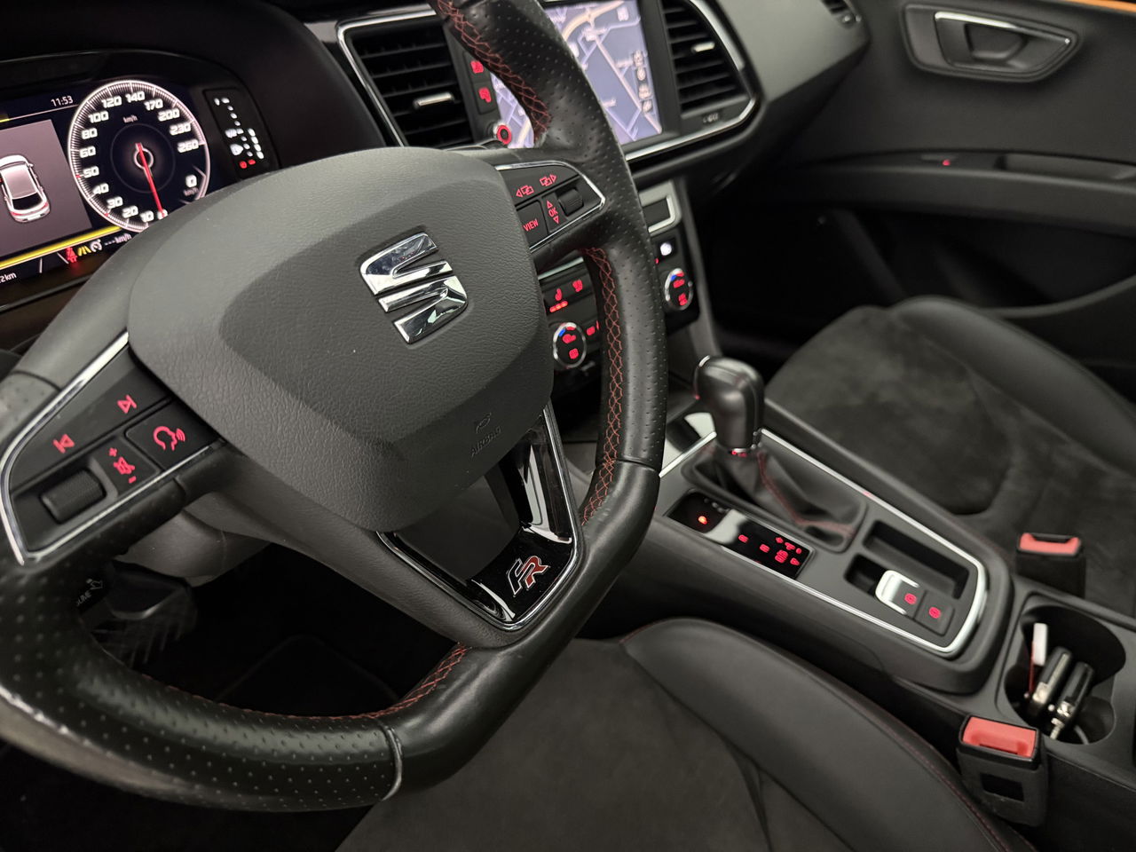 SEAT Leon 1.5 TSI FR 150PK Ultimate Edition Black Pano Beats-audio Sfeer LED Trekhaak Camera Carplay Clima Virtual Navi PDC 18"LMV