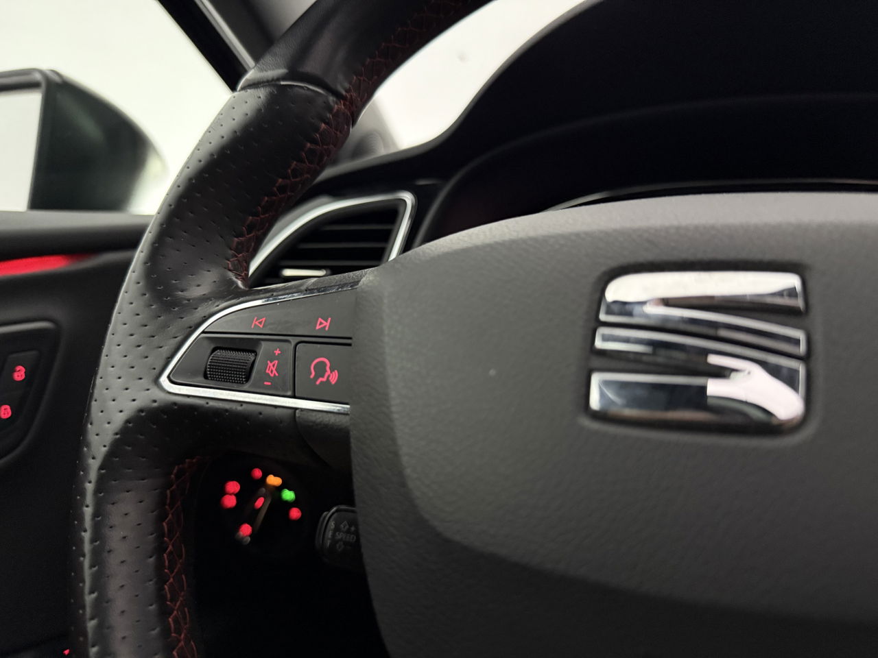 SEAT Leon 1.5 TSI FR 150PK Ultimate Edition Black Pano Beats-audio Sfeer LED Trekhaak Camera Carplay Clima Virtual Navi PDC 18"LMV