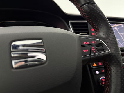 SEAT Leon 1.5 TSI FR 150PK Ultimate Edition Black Pano Beats-audio Sfeer LED Trekhaak Camera Carplay Clima Virtual Navi PDC 18"LMV