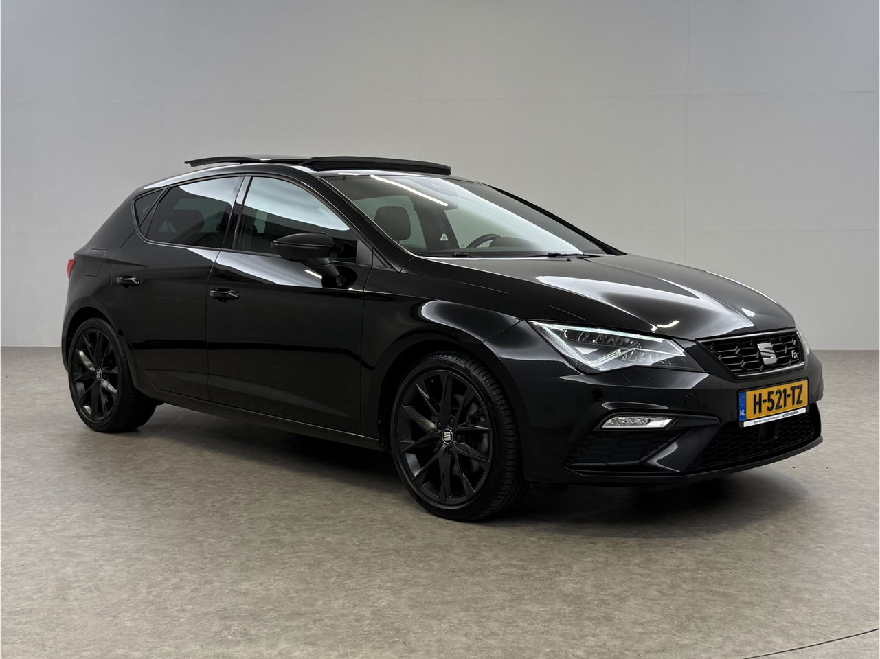 SEAT Leon 1.5 TSI FR 150PK Ultimate Edition Black Pano Beats-audio Sfeer LED Trekhaak Camera Carplay Clima Virtual Navi PDC 18"LMV