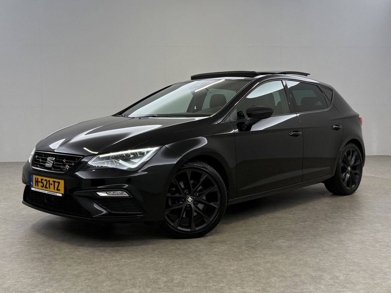 SEAT Leon 1.5 TSI FR 150PK Ultimate Edition Black Pano Beats-audio Sfeer LED Trekhaak Camera Carplay Clima Virtual Navi PDC 18"LMV