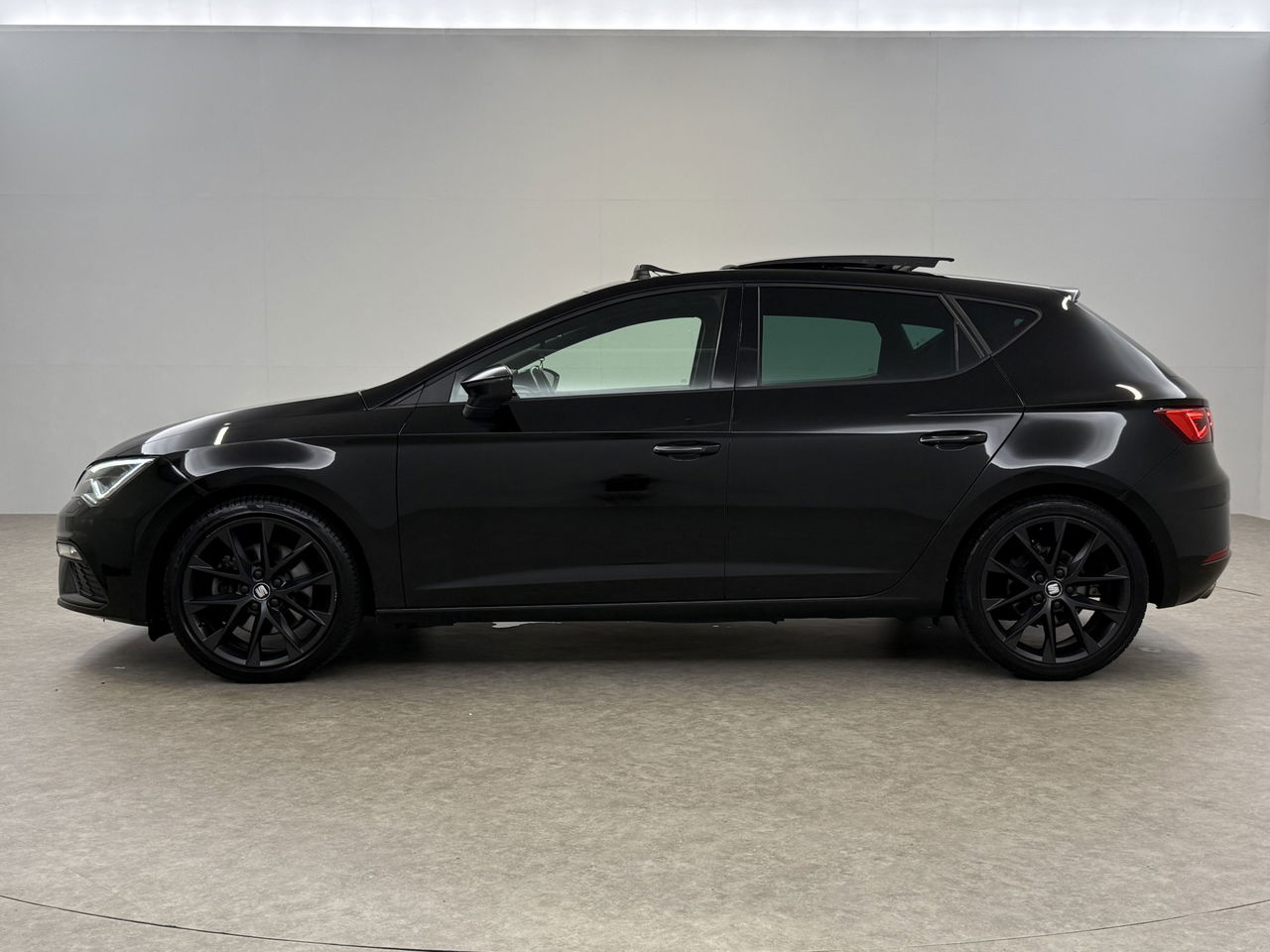 SEAT Leon 1.5 TSI FR 150PK Ultimate Edition Black Pano Beats-audio Sfeer LED Trekhaak Camera Carplay Clima Virtual Navi PDC 18"LMV