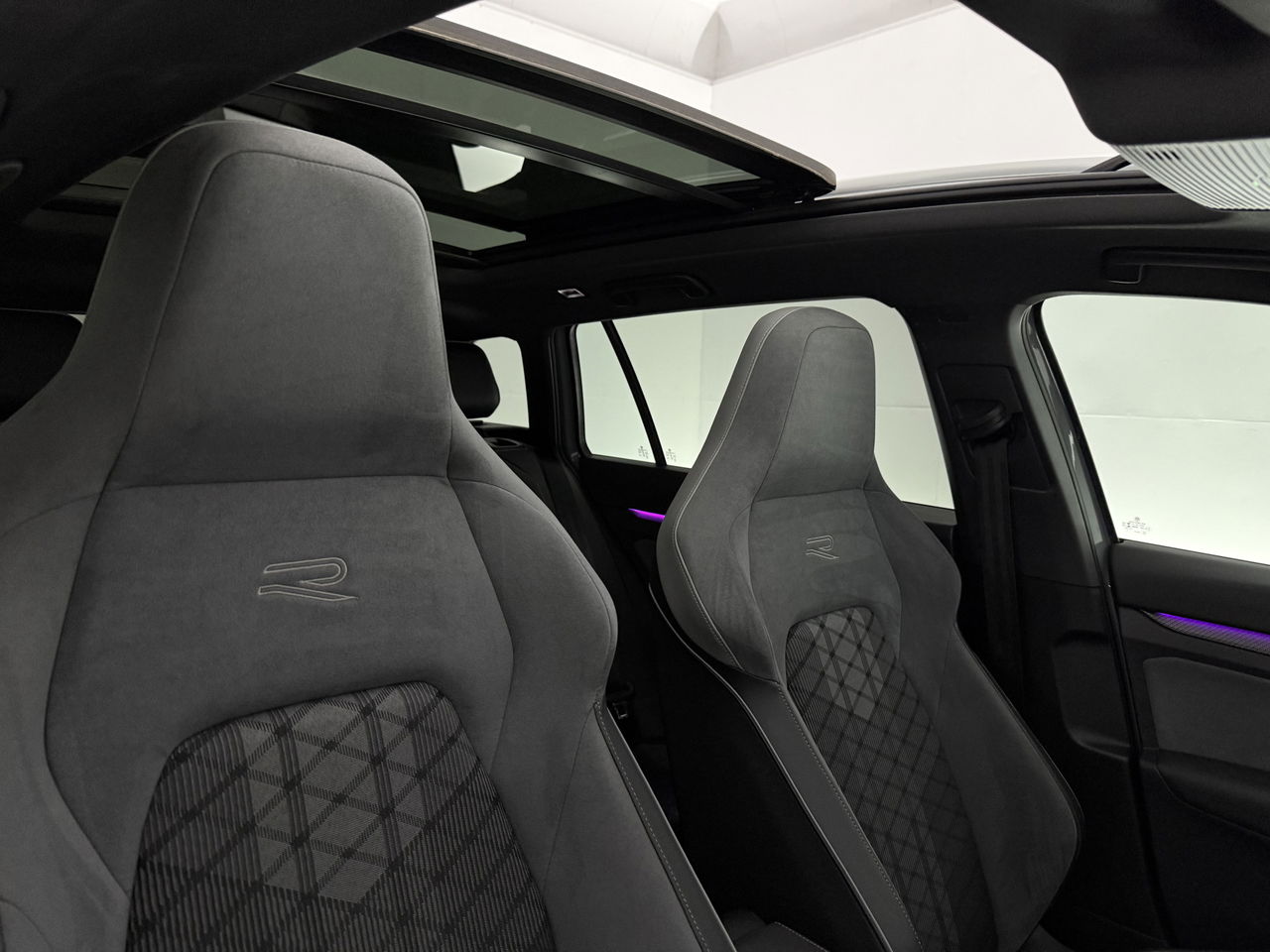Volkswagen Golf 1.5 eTSI R-Line | Pano | Sfeerverl. | Camera | Trekhaak  | LED | Carplay