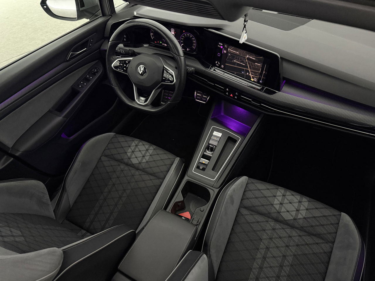 Volkswagen Golf 1.5 eTSI R-Line | Pano | Sfeerverl. | Camera | Trekhaak  | LED | Carplay