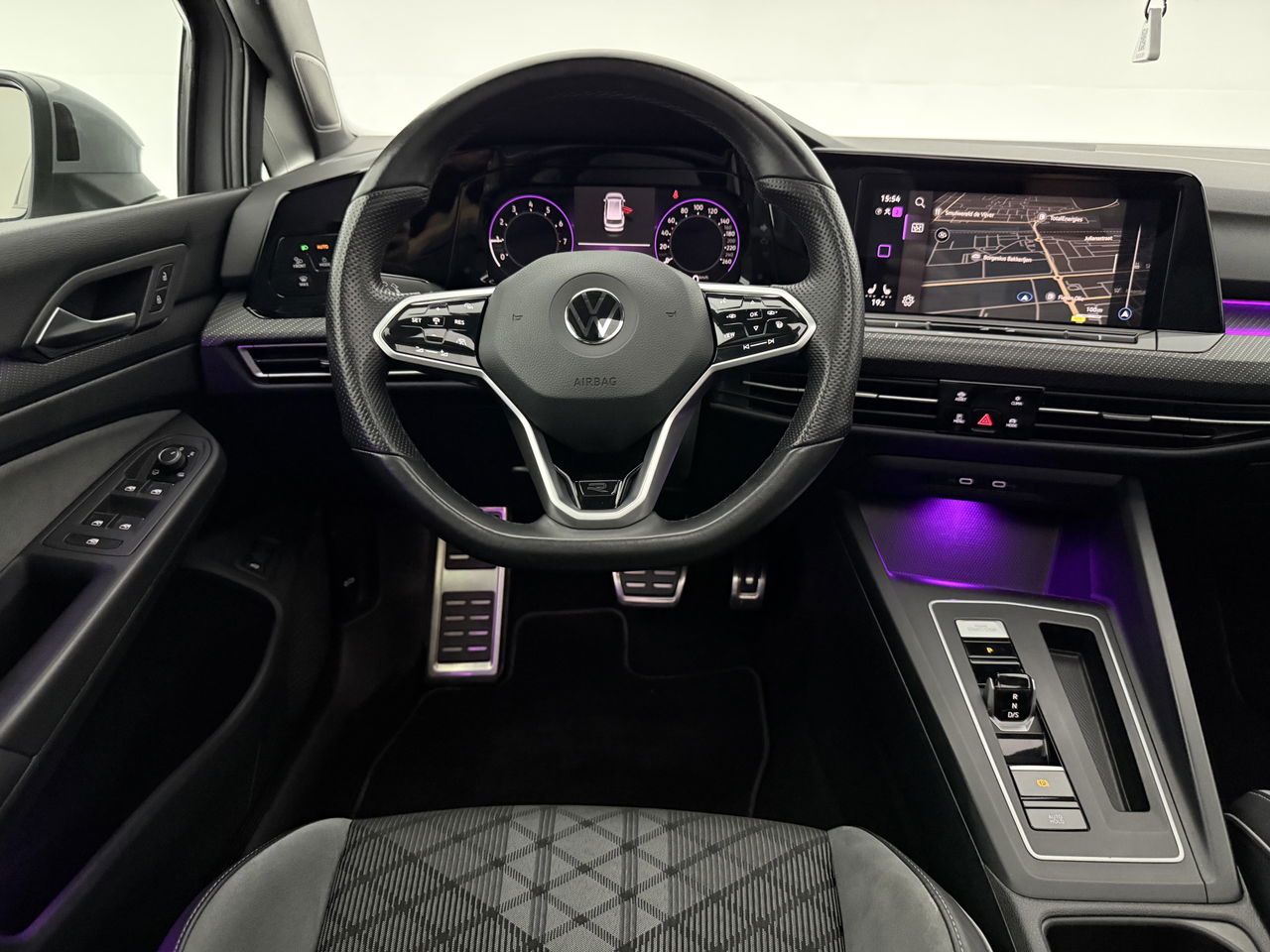 Volkswagen Golf 1.5 eTSI R-Line | Pano | Sfeerverl. | Camera | Trekhaak | LED | Carplay