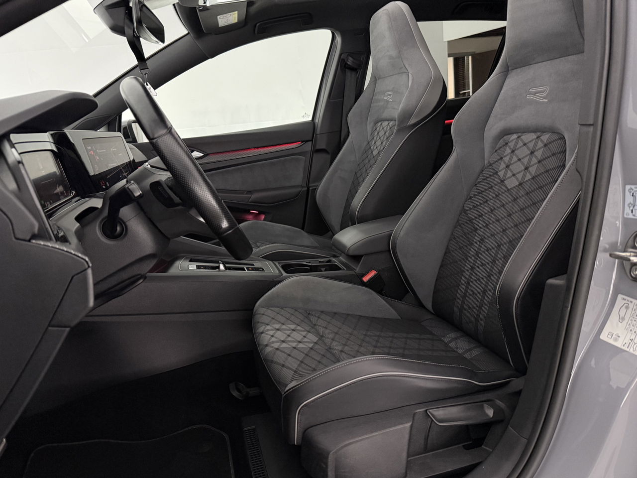 Volkswagen Golf 1.5 eTSI R-Line | Pano | Sfeerverl. | Camera | Trekhaak | LED | Carplay