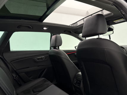 Volkswagen Golf 1.5 eTSI R-Line | Pano | Sfeerverl. | Camera | Trekhaak  | LED | Carplay