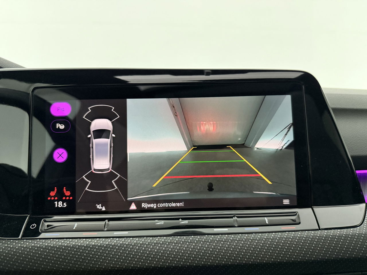 Volkswagen Golf 1.5 eTSI R-Line | Pano | Sfeerverl. | Camera | Trekhaak | LED | Carplay