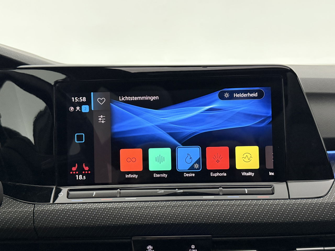 Volkswagen Golf 1.5 eTSI R-Line | Pano | Sfeerverl. | Camera | Trekhaak  | LED | Carplay