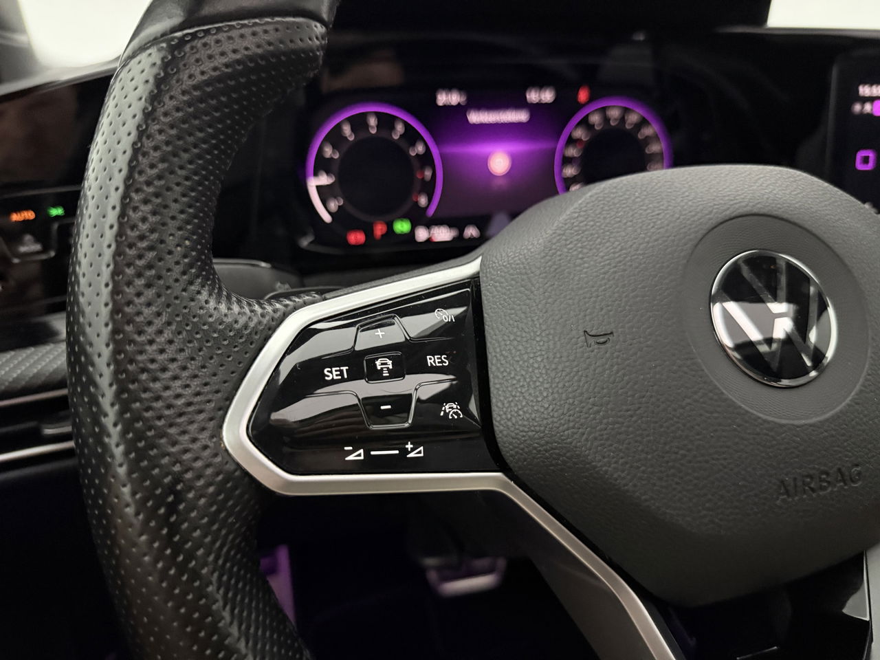 Volkswagen Golf 1.5 eTSI R-Line | Pano | Sfeerverl. | Camera | Trekhaak | LED | Carplay