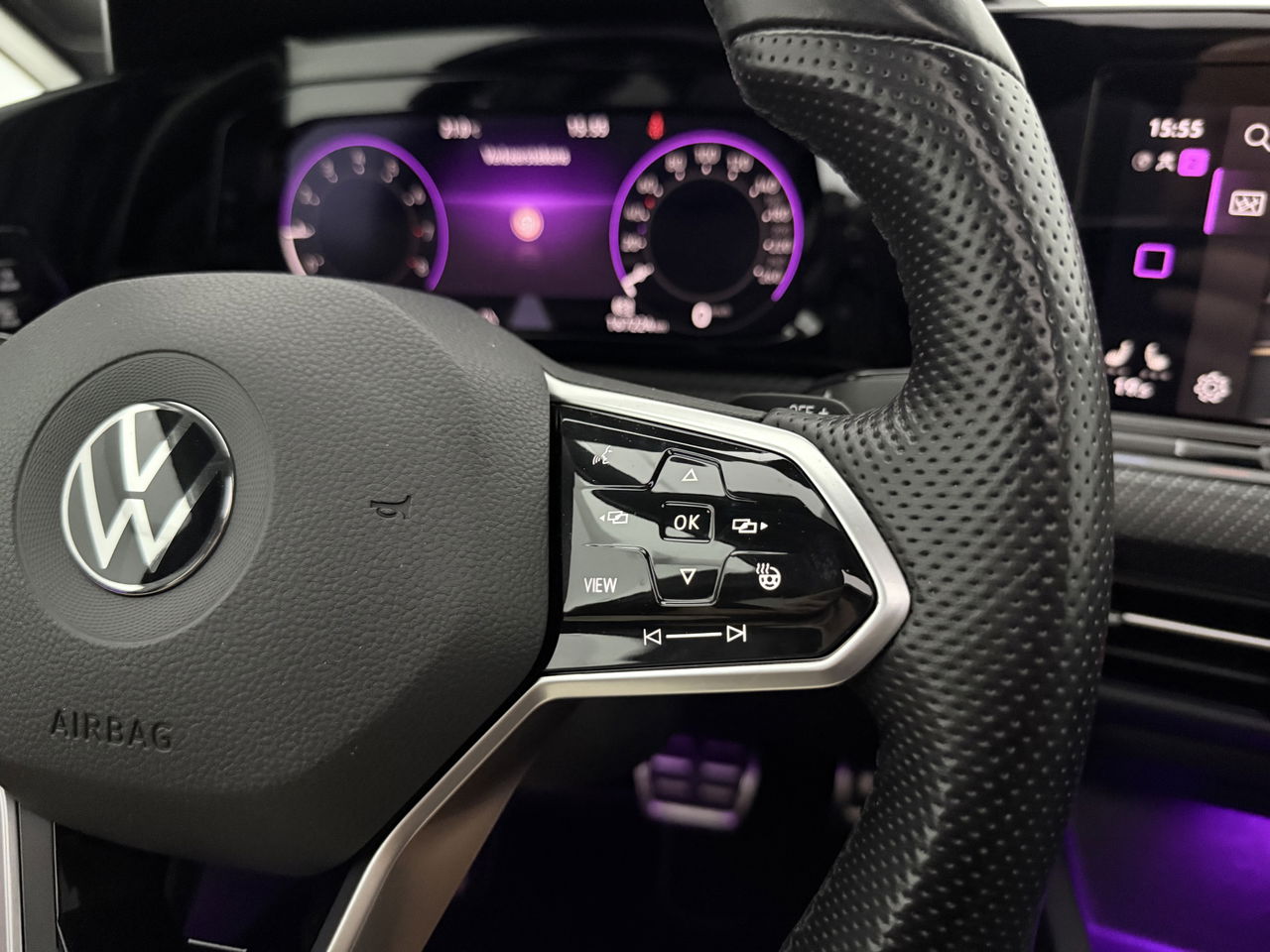 Volkswagen Golf 1.5 eTSI R-Line | Pano | Sfeerverl. | Camera | Trekhaak | LED | Carplay