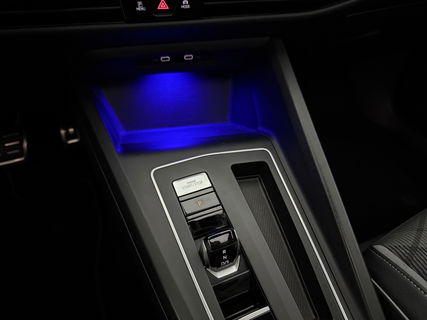 Volkswagen Golf 1.5 eTSI R-Line | Pano | Sfeerverl. | Camera | Trekhaak  | LED | Carplay