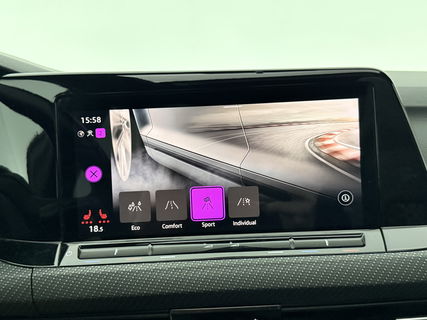Volkswagen Golf 1.5 eTSI R-Line | Pano | Sfeerverl. | Camera | Trekhaak  | LED | Carplay