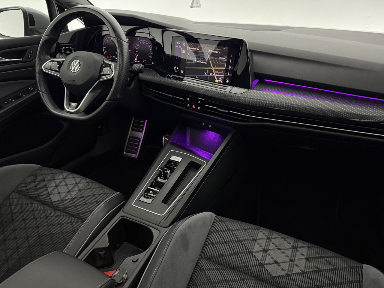 Volkswagen Golf 1.5 eTSI R-Line | Pano | Sfeerverl. | Camera | Trekhaak | LED | Carplay
