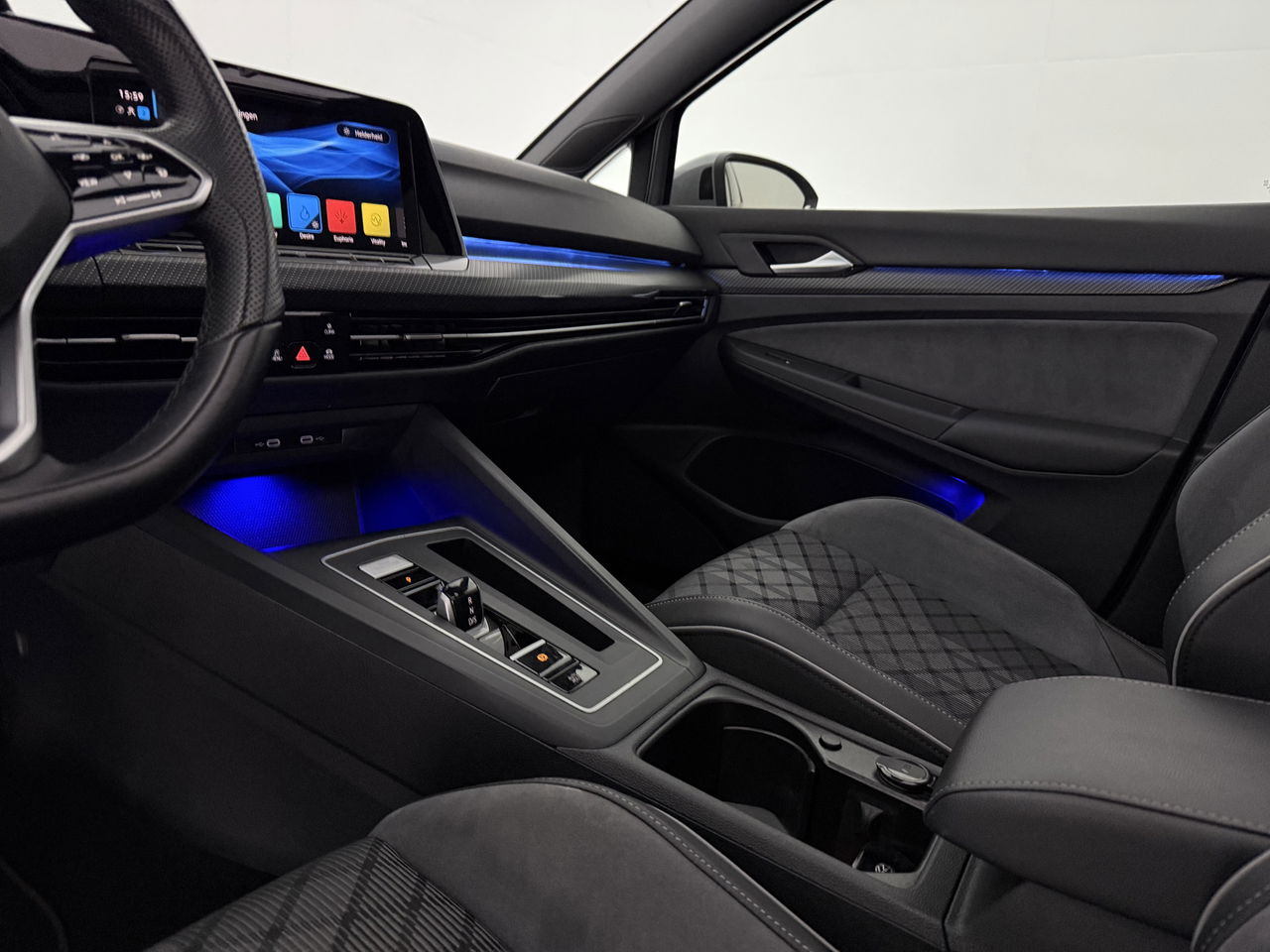 Volkswagen Golf 1.5 eTSI R-Line | Pano | Sfeerverl. | Camera | Trekhaak | LED | Carplay