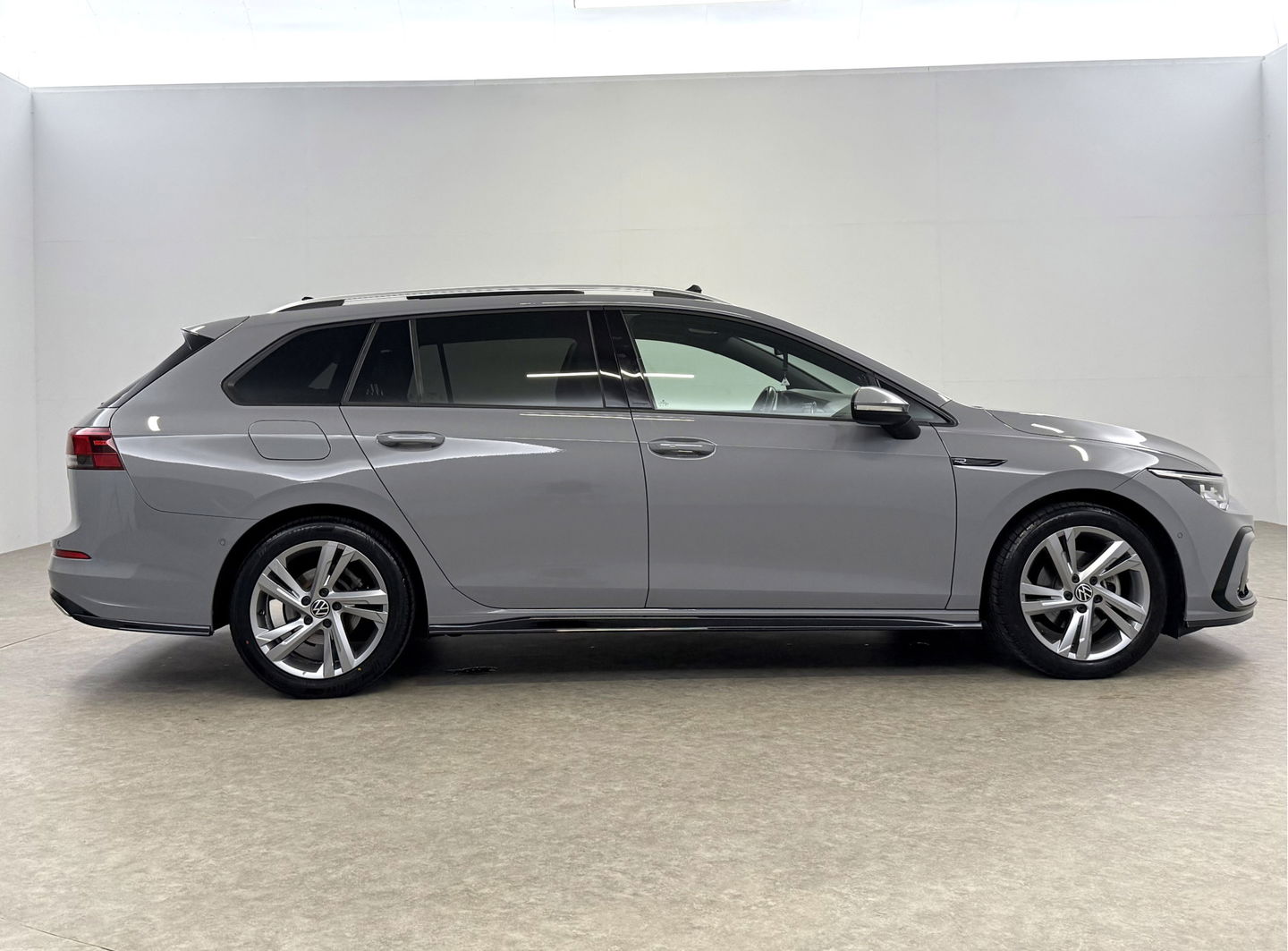 Volkswagen Golf Golf Variant 1.5 eTSI R-Line | Pano | Sfeerverl. | Stuur/Stoelverw. l Camera | Trekh.  | LED | Carplay l NAP