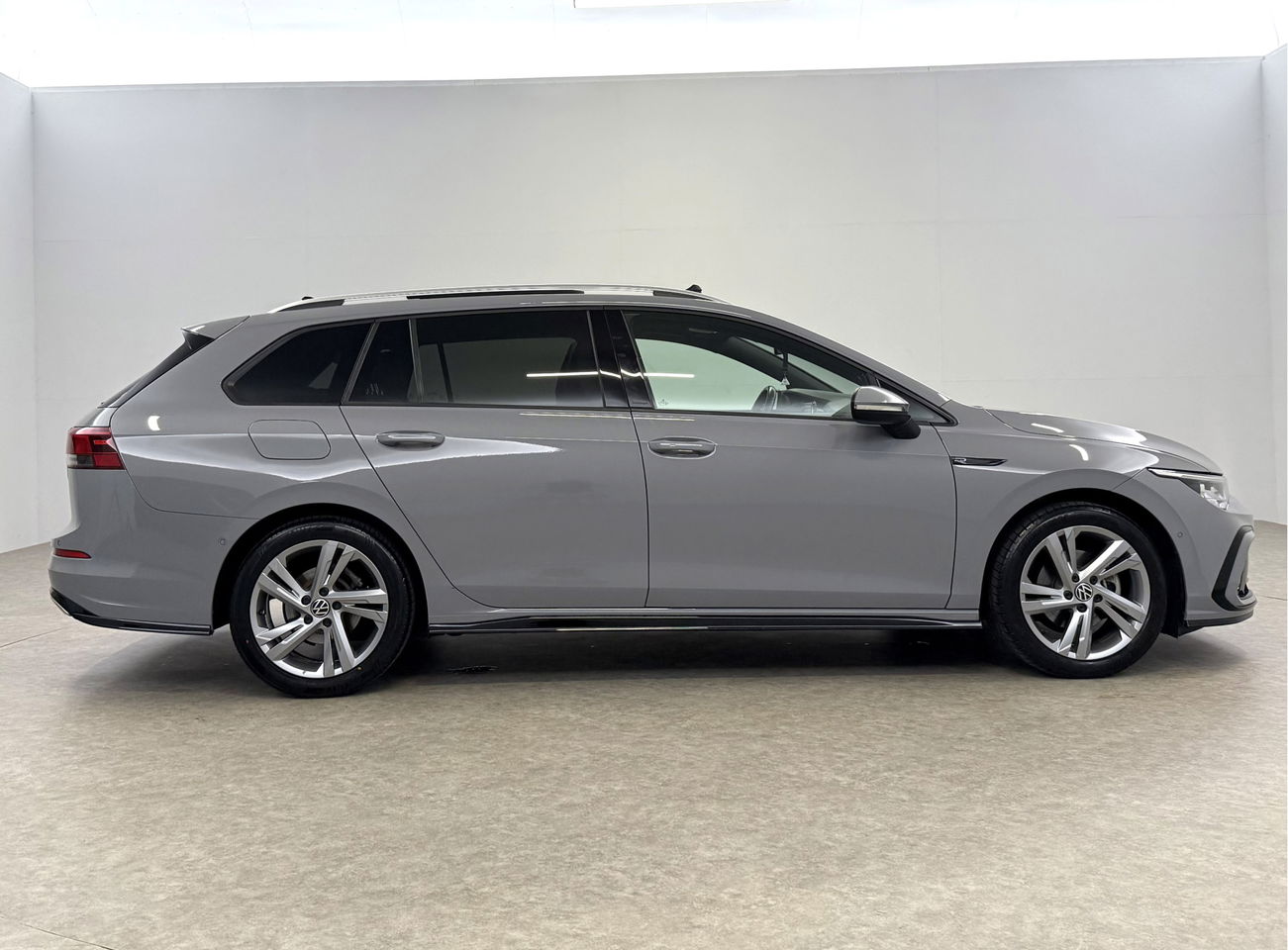 Volkswagen Golf 1.5 eTSI R-Line | Pano | Sfeerverl. | Camera | Trekhaak | LED | Carplay