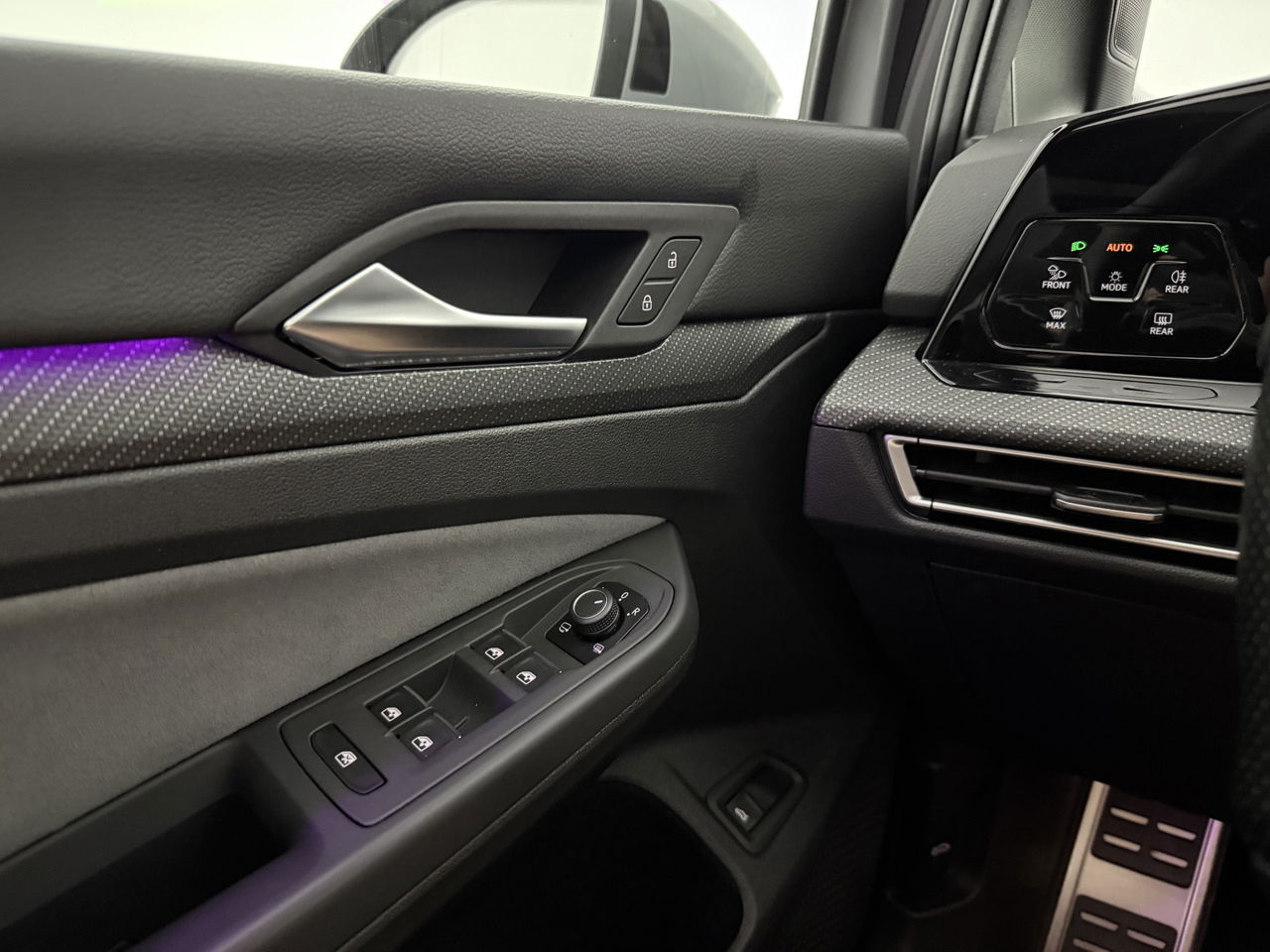 Volkswagen Golf 1.5 eTSI R-Line | Pano | Sfeerverl. | Camera | Trekhaak | LED | Carplay