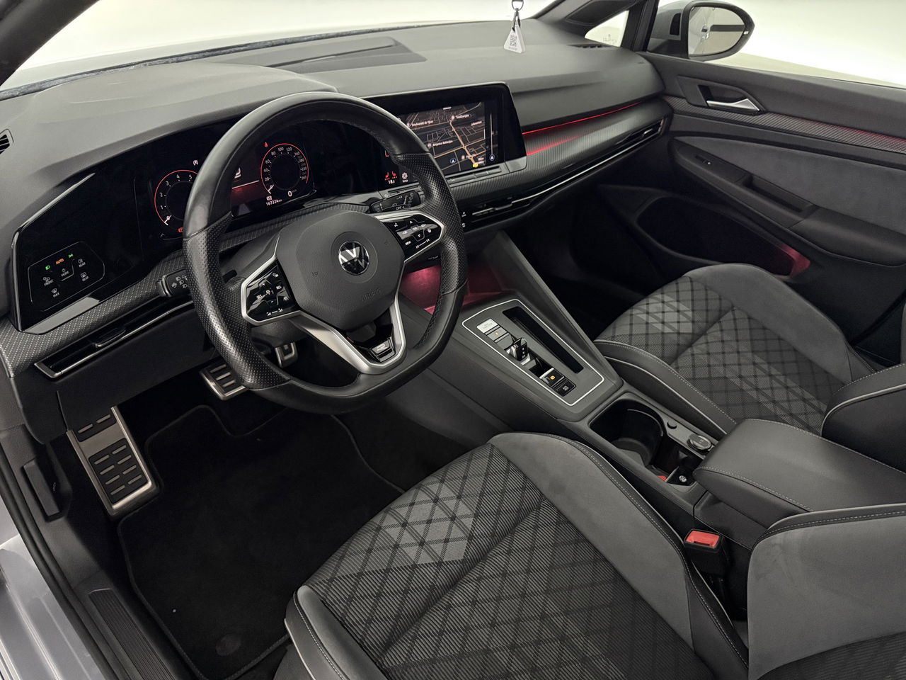 Volkswagen Golf 1.5 eTSI R-Line | Pano | Sfeerverl. | Camera | Trekhaak | LED | Carplay