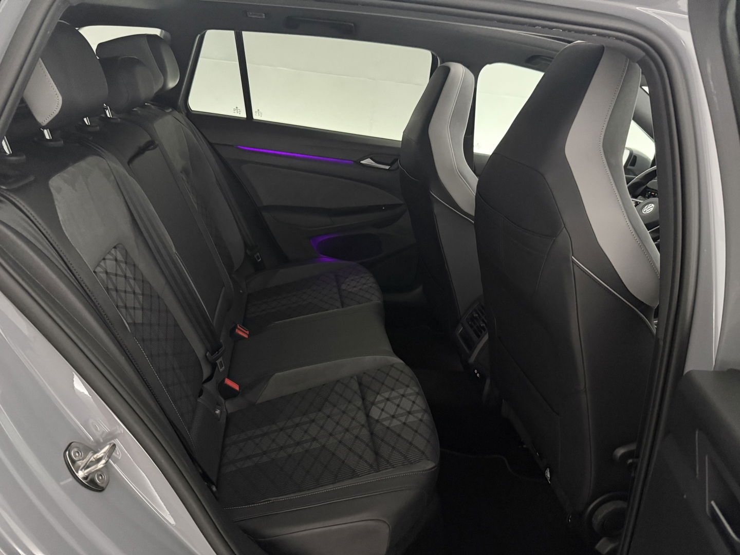 Volkswagen Golf Golf Variant 1.5 eTSI R-Line | Pano | Sfeerverl. | Stuur/Stoelverw. l Camera | Trekh.  | LED | Carplay l NAP