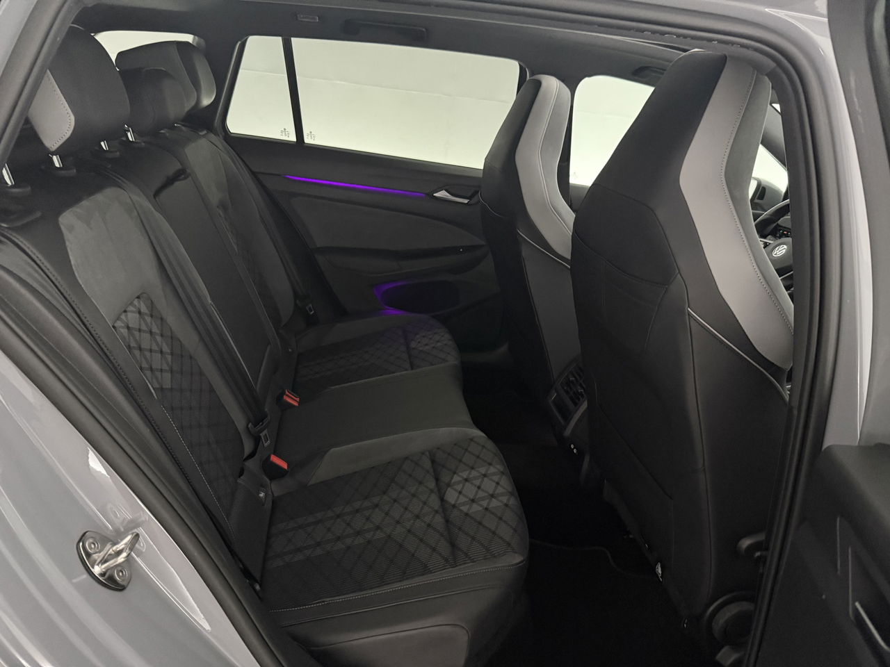 Volkswagen Golf 1.5 eTSI R-Line | Pano | Sfeerverl. | Camera | Trekhaak | LED | Carplay
