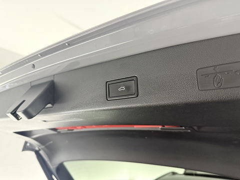Volkswagen Golf Golf Variant 1.5 eTSI R-Line | Pano | Sfeerverl. | Stuur/Stoelverw. l Camera | Trekh.  | LED | Carplay l NAP