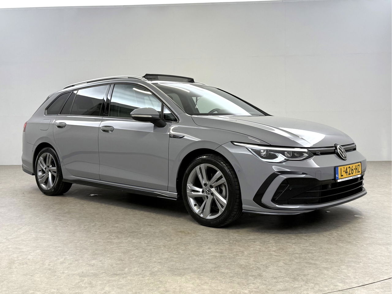 Volkswagen Golf 1.5 eTSI R-Line | Pano | Sfeerverl. | Camera | Trekhaak | LED | Carplay