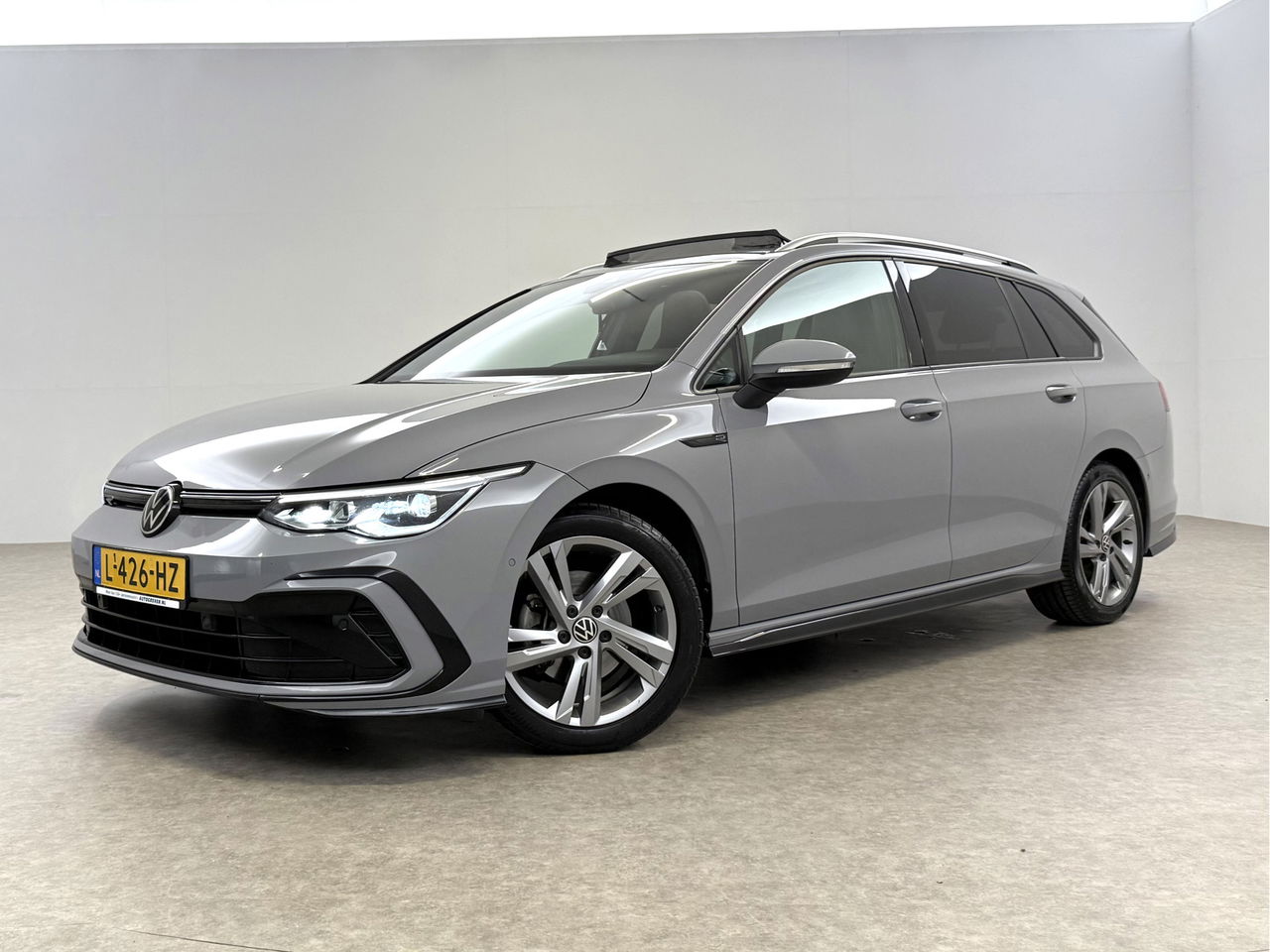 Volkswagen Golf 1.5 eTSI R-Line | Pano | Sfeerverl. | Camera | Trekhaak  | LED | Carplay