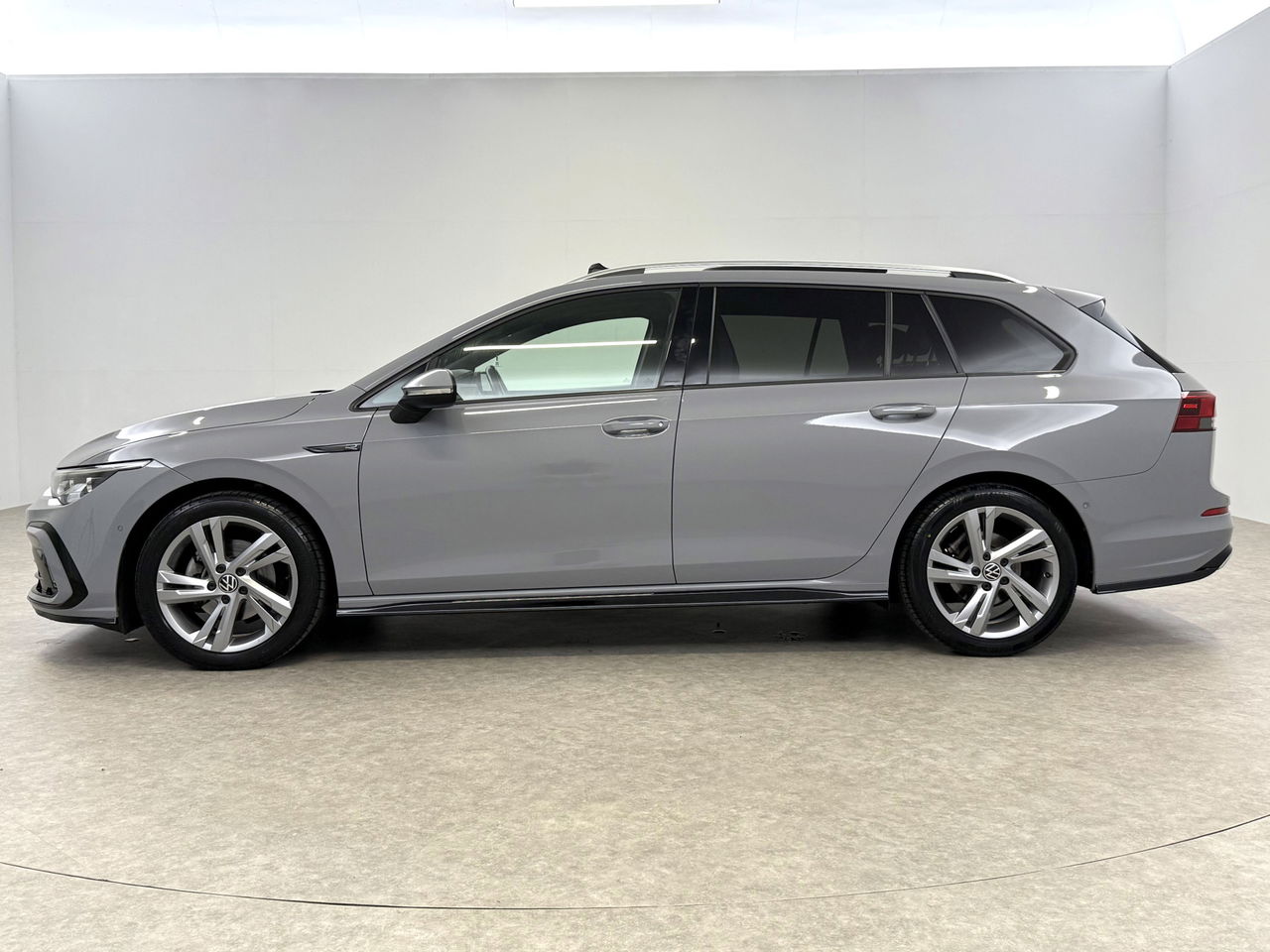 Volkswagen Golf 1.5 eTSI R-Line | Pano | Sfeerverl. | Camera | Trekhaak | LED | Carplay