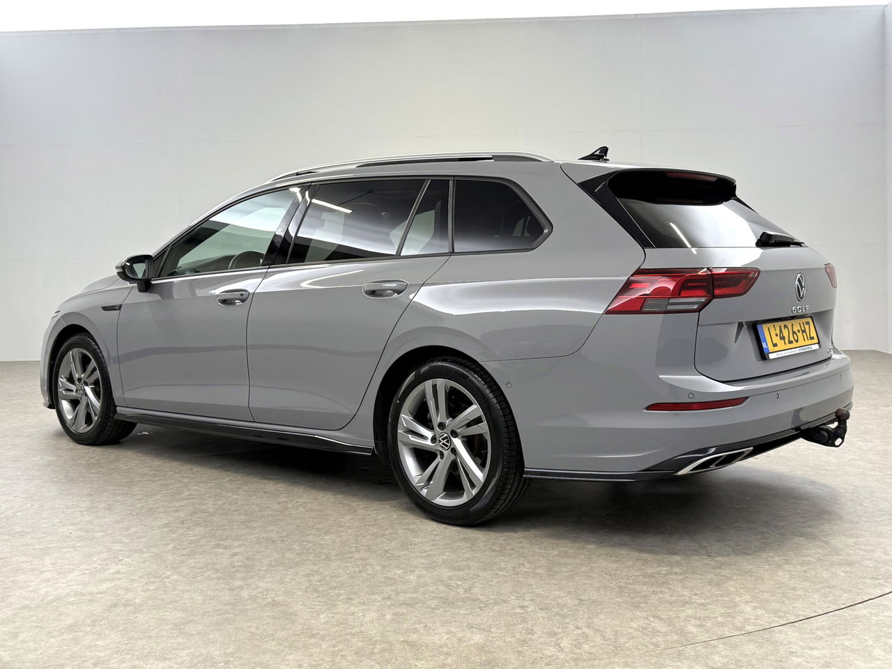Volkswagen Golf 1.5 eTSI R-Line | Pano | Sfeerverl. | Camera | Trekhaak | LED | Carplay