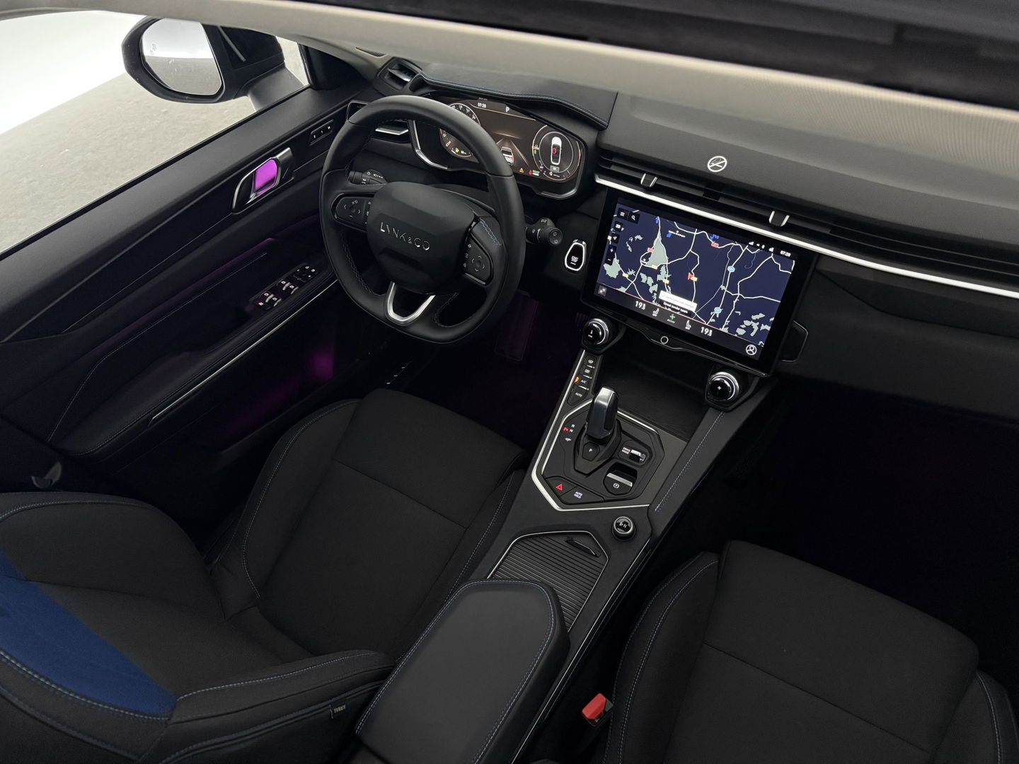 Lynk Co 01 1.5 | UNIEK Matte Grijs | 262PK l Pano l Sfeerverl. l 360° l  Memory l Virtual l Carplay l Adaptive