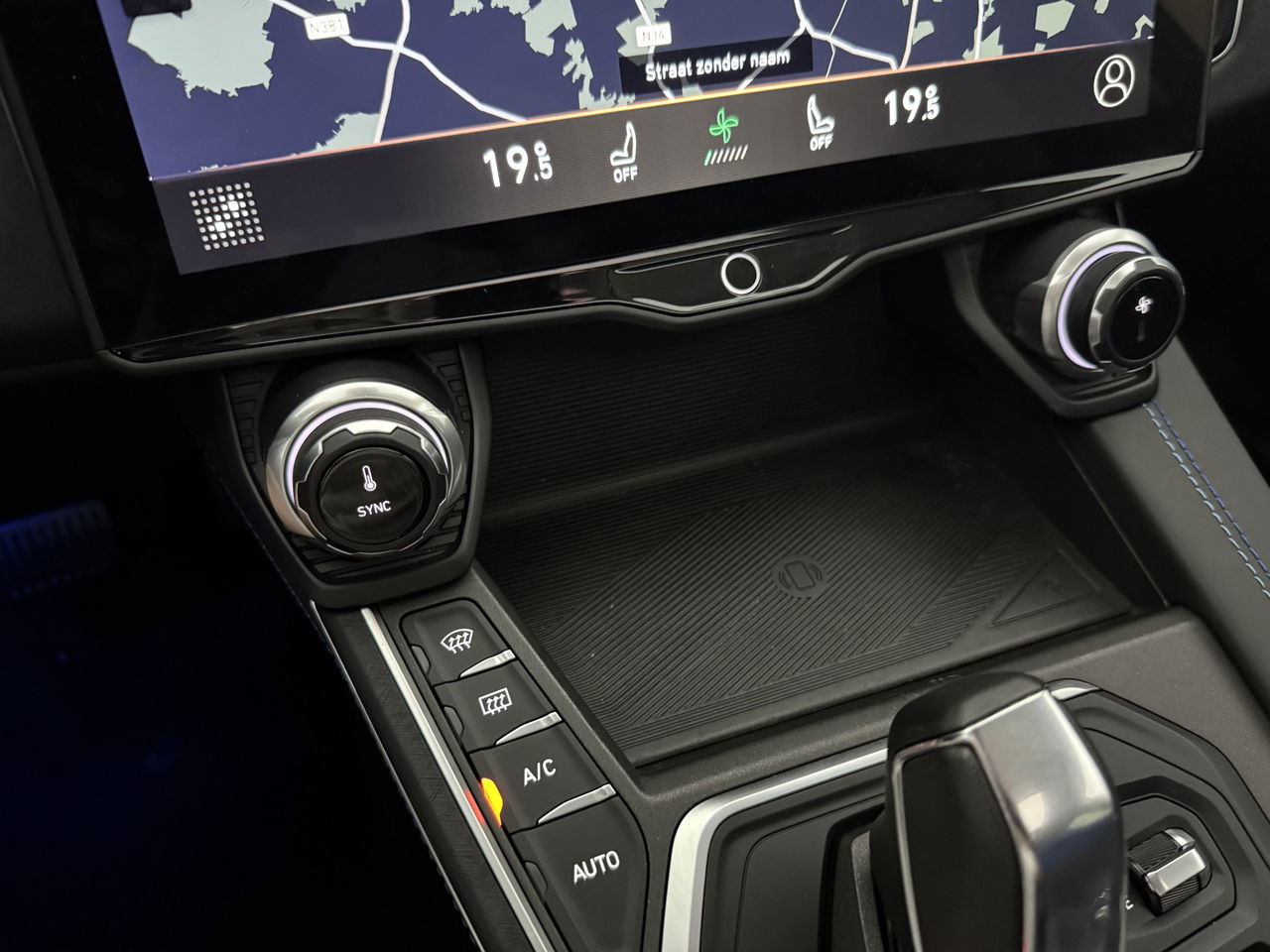 Lynk Co 01 1.5 | UNIEK Matte Grijs | 262PK Pano LED Sfeer 360Camera Memory ACC Virtual Carplay Clima Navi 20"LMV