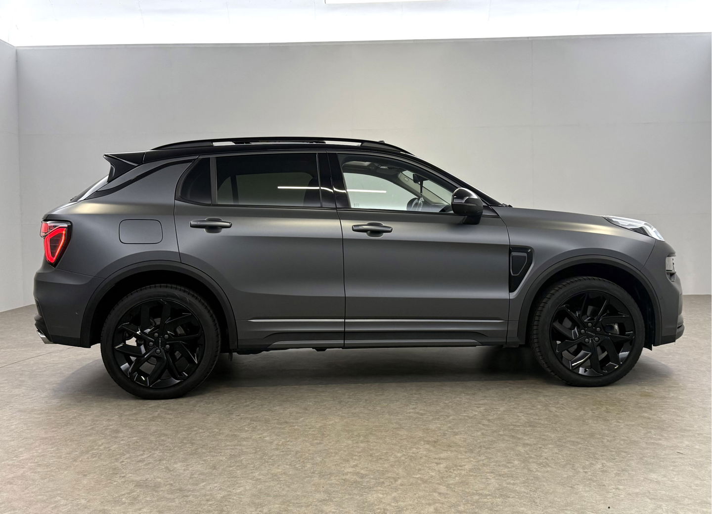 Lynk Co 01 1.5 | UNIEK Matte Grijs | 262PK l Pano l Sfeerverl. l 360° l  Memory l Virtual l Carplay l Adaptive