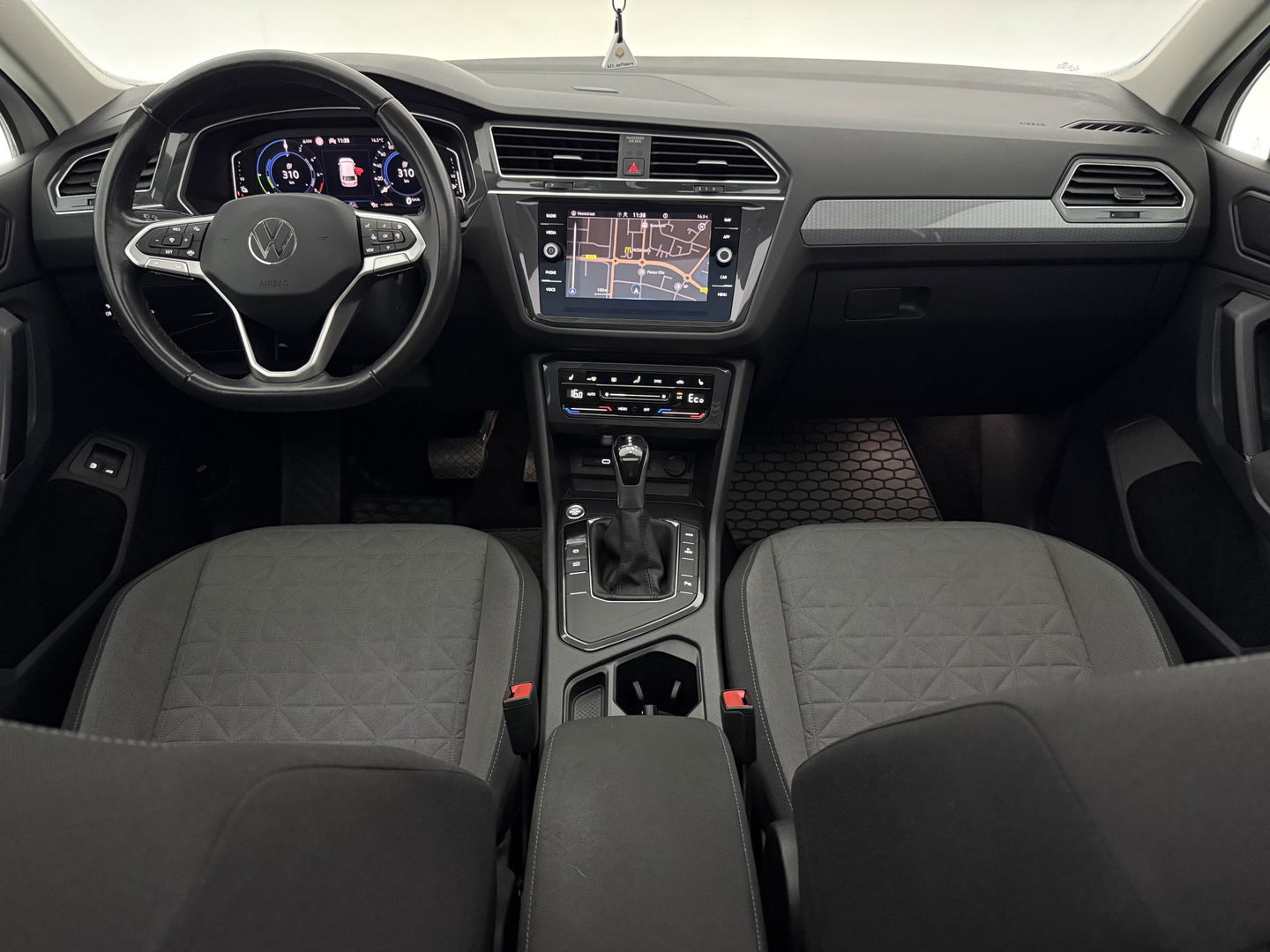 Volkswagen Tiguan 1.4 TSI eHybrid 225PK R-Line | Pano | IQ Light | Virtual | Stuur/Stoelverw. l Carplay | Trekh.