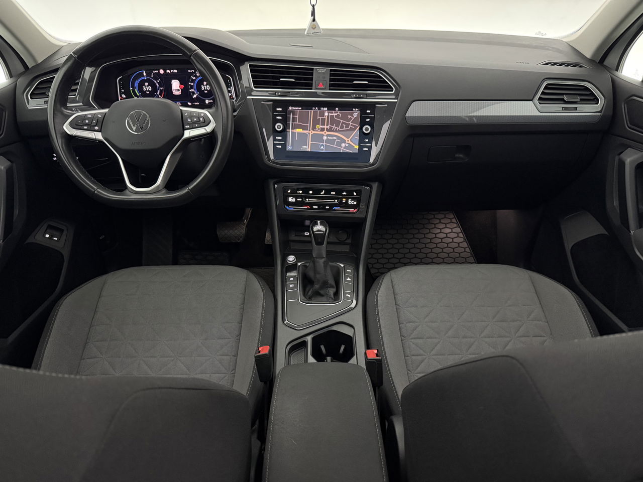 Volkswagen Tiguan 1.4 TSI eHybrid 225PK R-Line | Pano | IQ Light | Virtual | Carplay | Trekh | 18"LMV