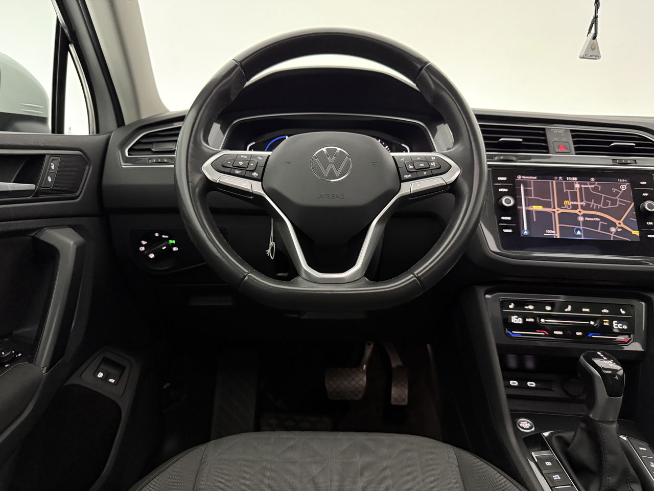 Volkswagen Tiguan 1.4 TSI eHybrid 225PK R-Line | Pano | IQ Light | Virtual | Carplay | Trekh | 18"LMV
