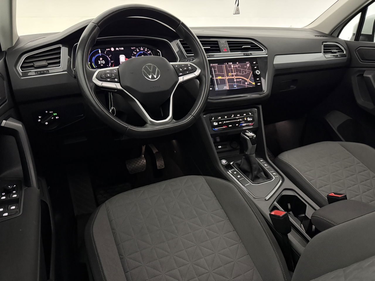 Volkswagen Tiguan 1.4 TSI eHybrid 225PK R-Line | Pano | IQ Light | Virtual | Carplay | Trekh | 18"LMV