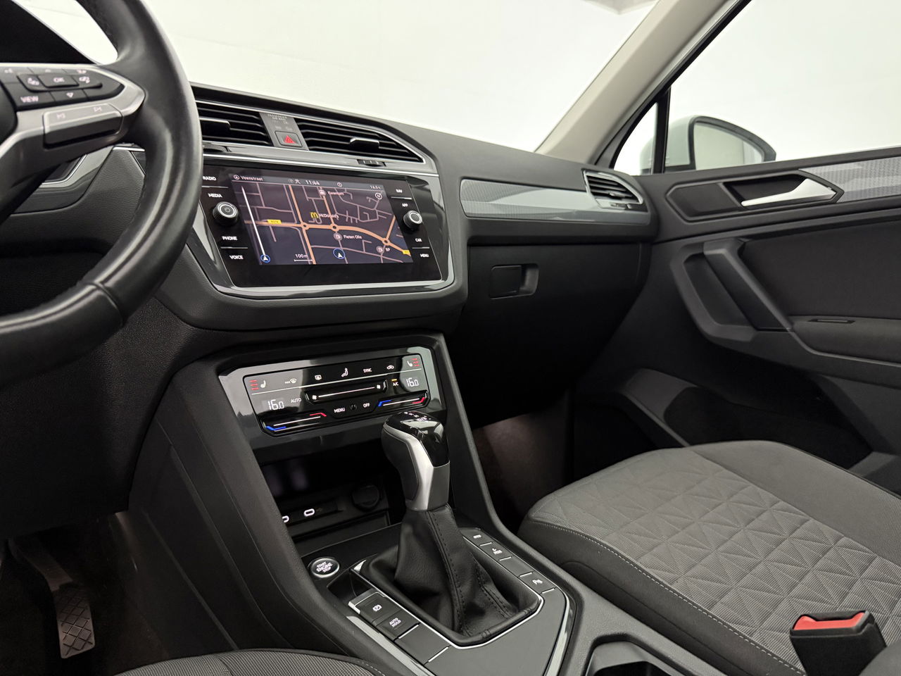 Volkswagen Tiguan 1.4 TSI eHybrid 225PK R-Line | Pano | IQ Light | Virtual | Carplay | Trekh | 18"LMV