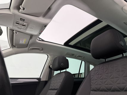 Volkswagen Tiguan 1.4 TSI eHybrid 225PK R-Line | Pano | IQ Light | Virtual | Carplay | Trekh | 18"LMV