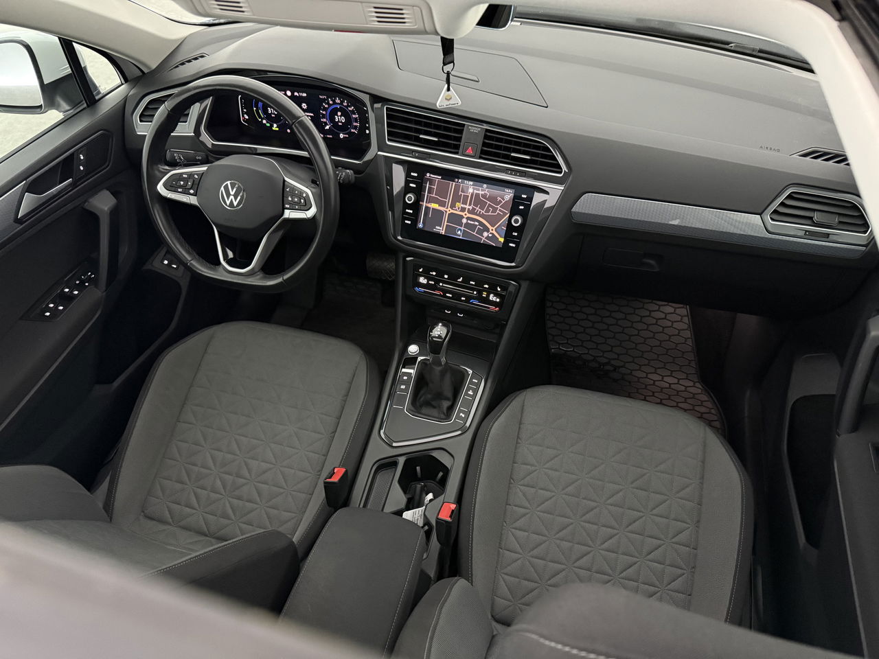 Volkswagen Tiguan 1.4 TSI eHybrid 225PK R-Line | Pano | IQ Light | Virtual | Carplay | Trekh | 18"LMV