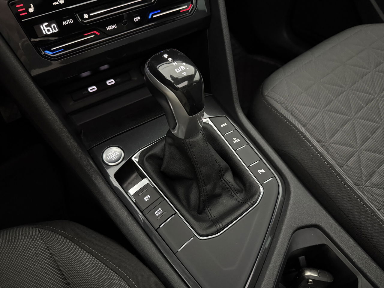 Volkswagen Tiguan 1.4 TSI eHybrid 225PK R-Line | Pano | IQ Light | Virtual | Carplay | Trekh | 18"LMV